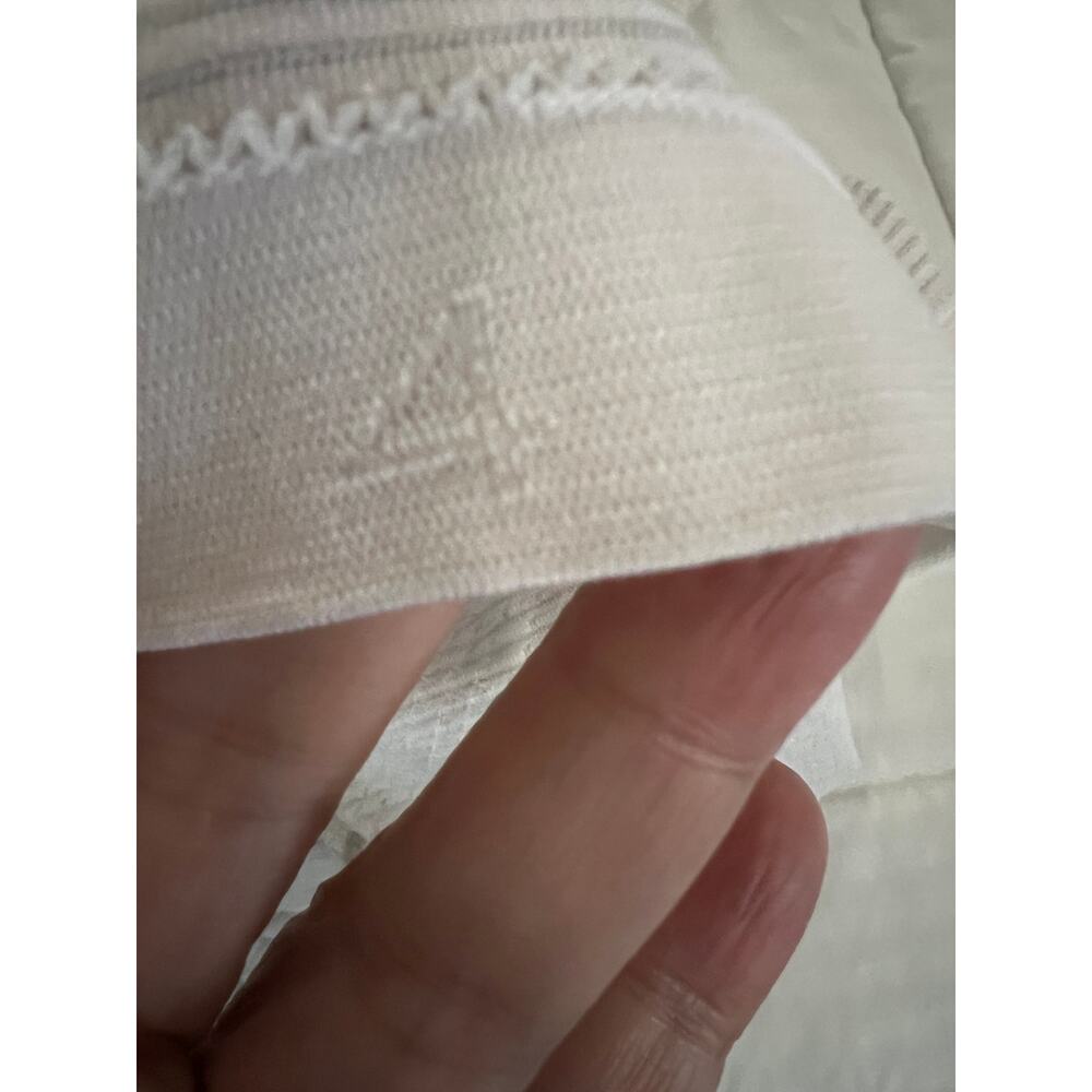 Lululemon Long Sleeve Swiftly Tech Sz 4 Top White subtle Striping Thumb Holes - Picture 3 of 3